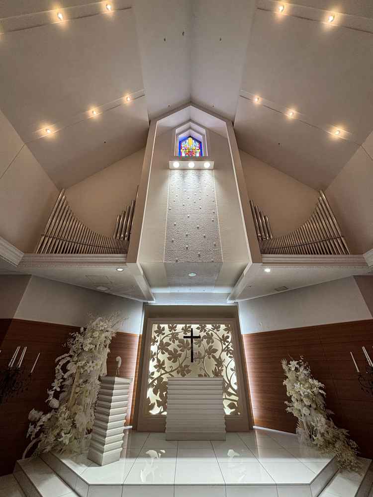 チャペルの中。屋上にあるので、天井も高く開放感がある。