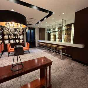 ここにウェルカムボード等を飾って、ゲストにゆっくりお待ちいただけます。バーカウンターもありました。