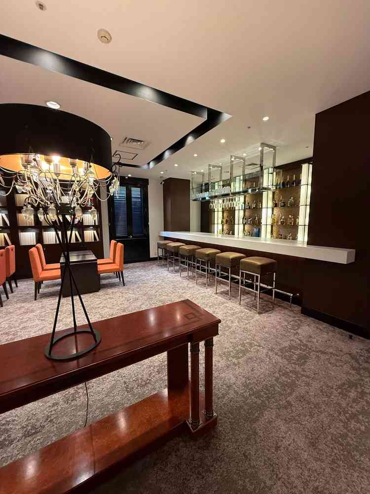 ここにウェルカムボード等を飾って、ゲストにゆっくりお待ちいただけます。バーカウンターもありました。