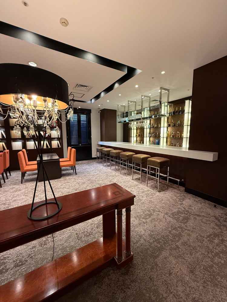 ここにウェルカムボード等を飾って、ゲストにゆっくりお待ちいただけます。バーカウンターもありました。