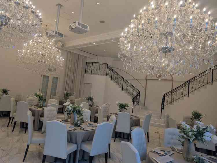 明るく豪華な見た目の中にカジュアルな披露宴も期待できそうな披露宴会場