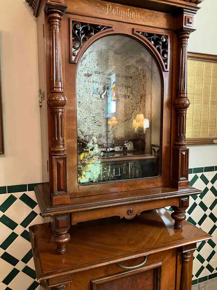 本番はこのオルゴールを聴きながら、名前のプレートを打ち込めるそうです。