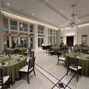 披露宴会場。天井が高く見晴らしがいい。