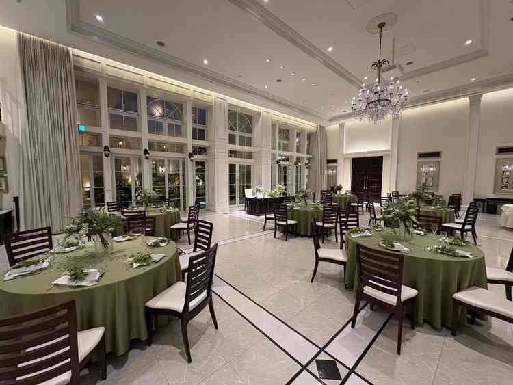 披露宴会場。天井が高く見晴らしがいい。