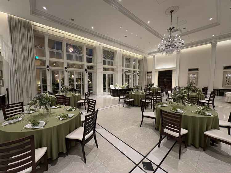 披露宴会場。天井が高く見晴らしがいい。