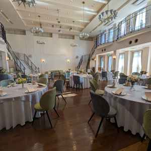 一つ目の披露宴会場の写真。窓からの光が差し込み温かい雰囲気の披露宴会場でした。