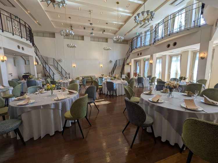 一つ目の披露宴会場の写真。窓からの光が差し込み温かい雰囲気の披露宴会場でした。