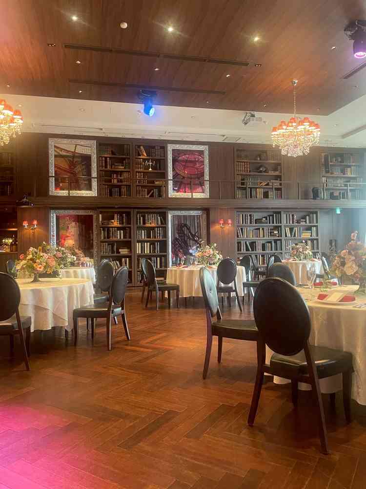 別角度から。本棚の本は全て小物入れになっており、ガラス部分はプロジェクションマッピングに使われます。