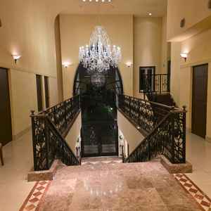 チャペルを出てすぐの雰囲気。ドレスがすごく映えるような場所。