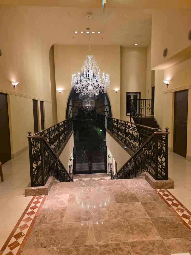 チャペルを出てすぐの雰囲気。ドレスがすごく映えるような場所。