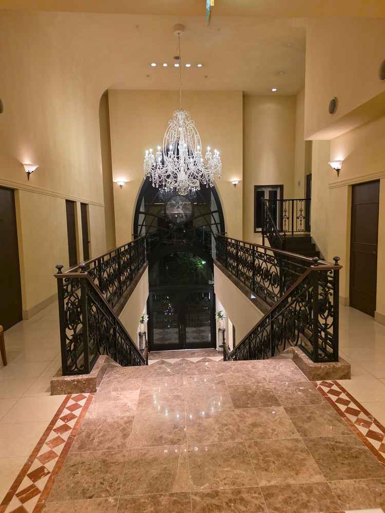 チャペルを出てすぐの雰囲気。ドレスがすごく映えるような場所。