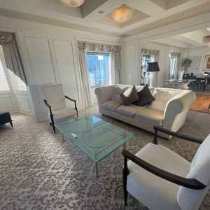 スイートルーム。挙式後はこちらで披露宴兼食事会を行うプラン有。部屋備え付けのキッチンで料理して貰える