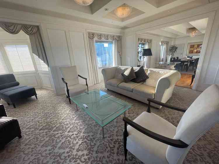 スイートルーム。挙式後はこちらで披露宴兼食事会を行うプラン有。部屋備え付けのキッチンで料理して貰える