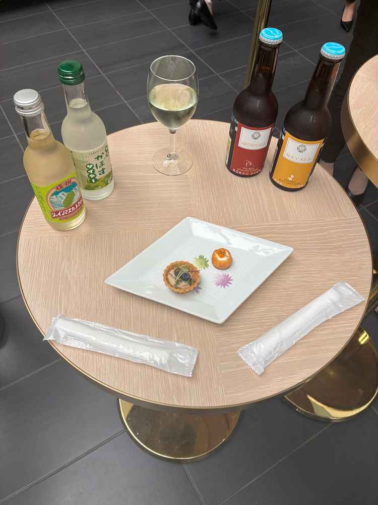 挙式後のウェルカムスペース　司会者、DJ、マジシャン常駐でゲストを飽きさせない配慮を感じました。