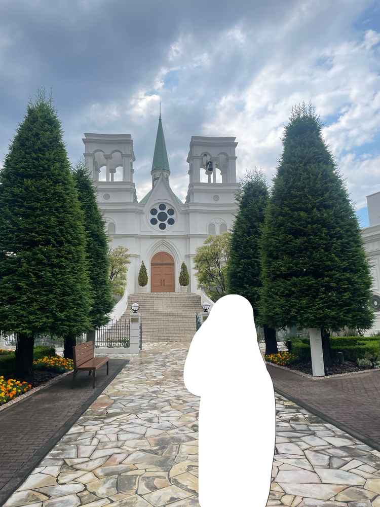 チャペルがお城のようになっており、鐘がなって新郎新婦が出てきてフラーシャワーというのが素敵だった。
