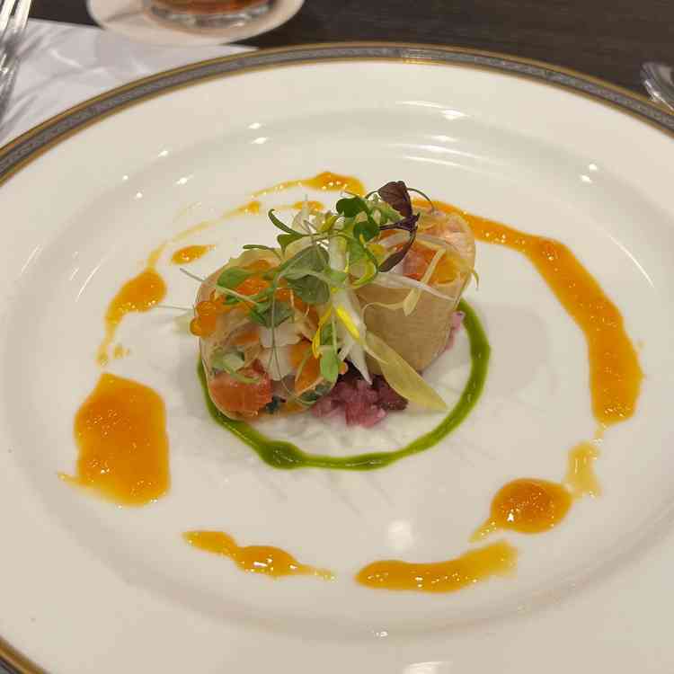 お料理（生湯葉と魚介のルーロ）