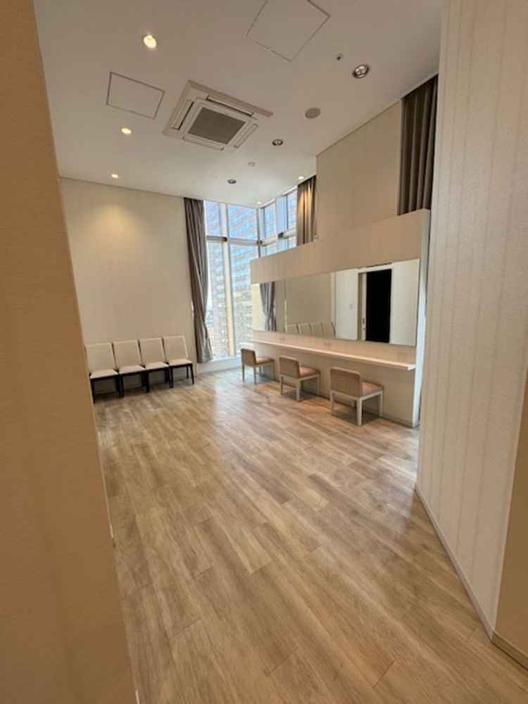 化粧室が広く、各テーブルにあるミラーも大きいため良いと思った。