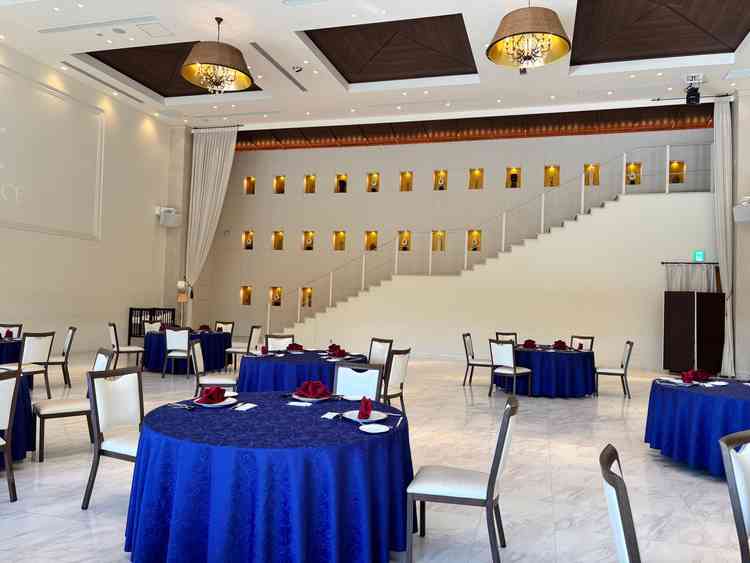 1回の披露宴会場は、天井も高く光が差し込みとても明るい印象でした。大階段も魅力的。