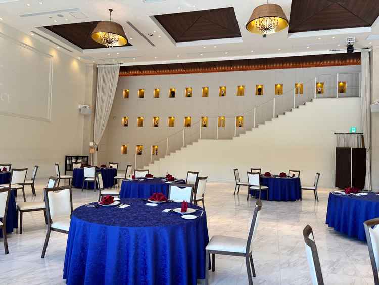 1回の披露宴会場は、天井も高く光が差し込みとても明るい印象でした。大階段も魅力的。