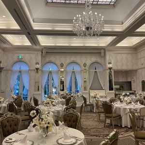 白を基調とした品のある披露宴会場。花など装飾が少なめでも会場そのものが豪華な雰囲気です。