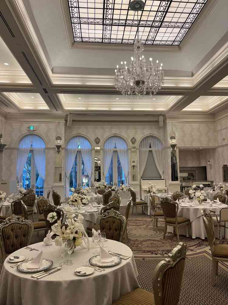 白を基調とした品のある披露宴会場。花など装飾が少なめでも会場そのものが豪華な雰囲気です。