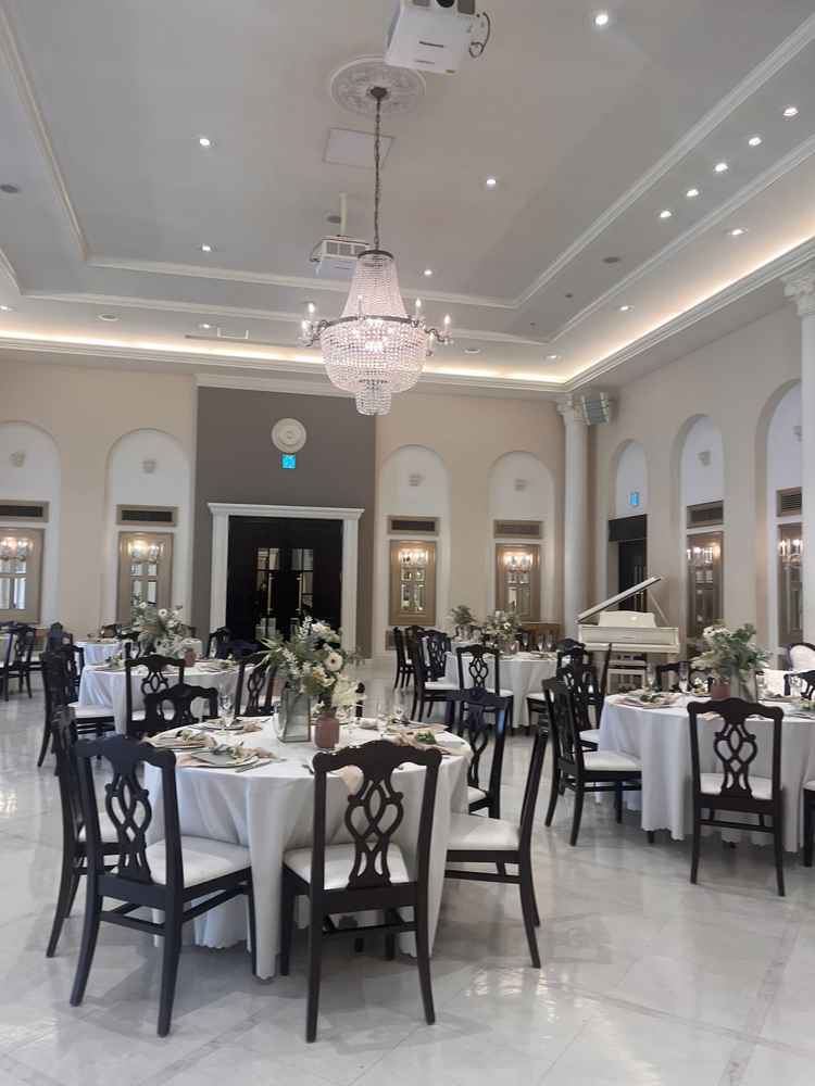 披露宴会場はシャンデリアが一際目立っており、お姫様気分を味わえる会場だった。