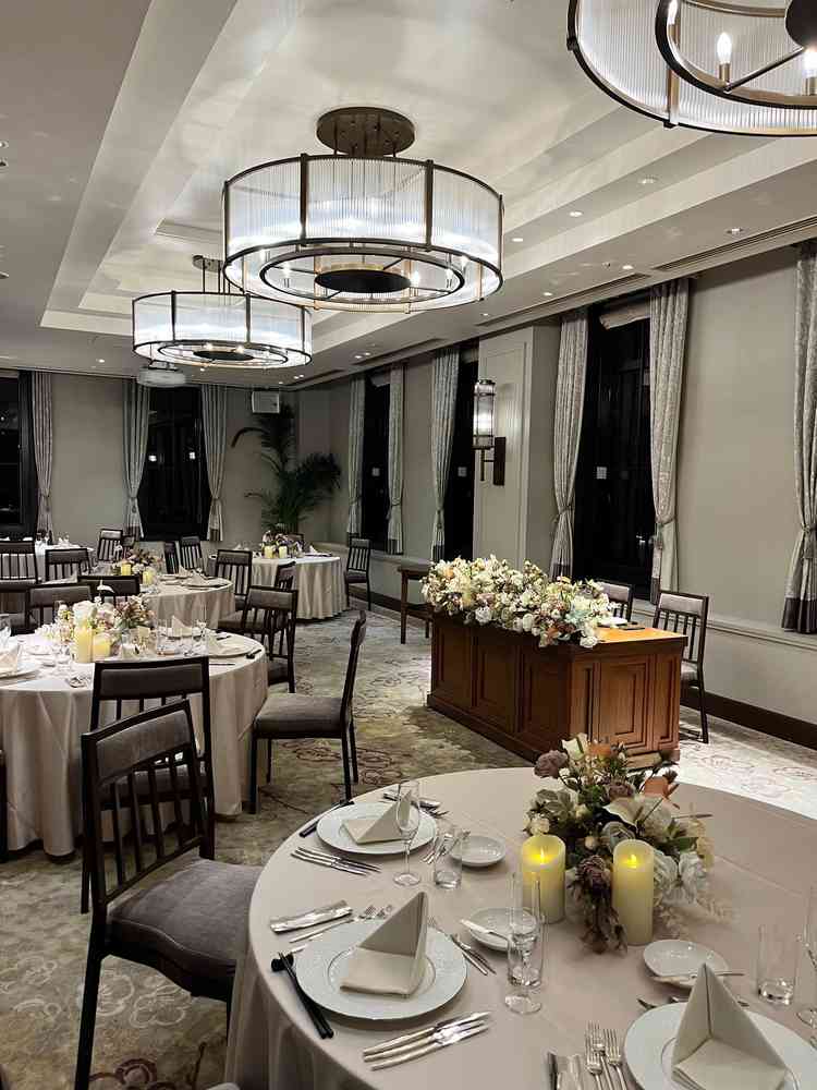 落ち着いた色味が素敵な披露宴会場。ゲストとの距離がどこの席からも近いです。