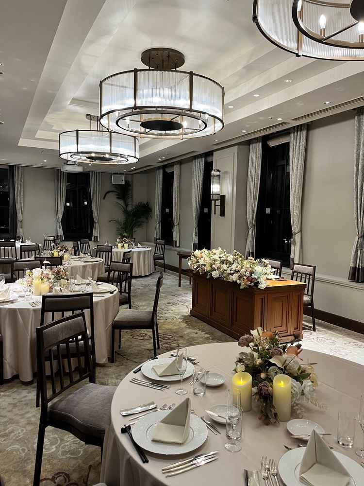 落ち着いた色味が素敵な披露宴会場。ゲストとの距離がどこの席からも近いです。