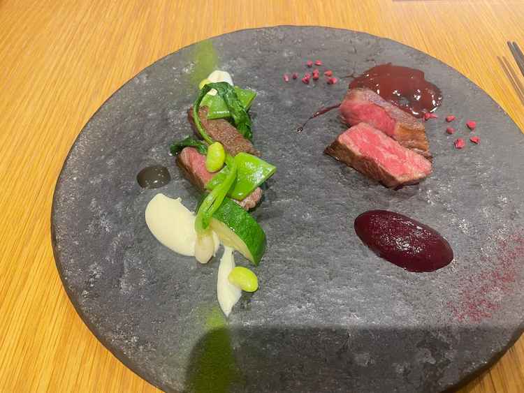 試食のプレート。料理は、4種の色をテーマにそれぞれのコースがあるとのことで見た目まで楽しめました。