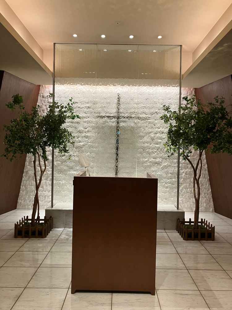 背景に水が流れるチャペル幻想的だった