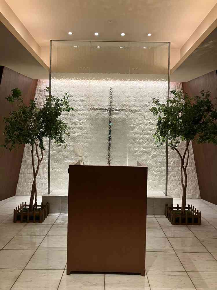 背景に水が流れるチャペル幻想的だった