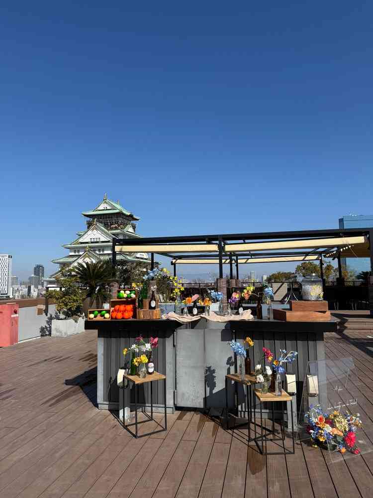 雨じゃない日は屋上のテラスに上がり写真など撮れるそうです。目の前に大阪城がありました。