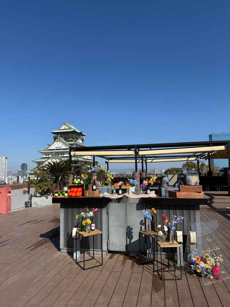 雨じゃない日は屋上のテラスに上がり写真など撮れるそうです。目の前に大阪城がありました。