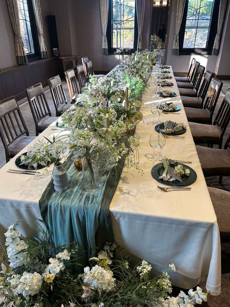 披露宴会場です。10人以下でもちょうど良さそうな場所で、緑が可愛いかったです。