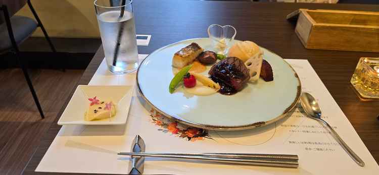 お肉とお魚のプレート。