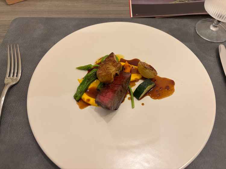 お料理もとても美味しかったです。お肉が柔らかくソースもトリュフ風味で好みでした。お皿はシンプル。
