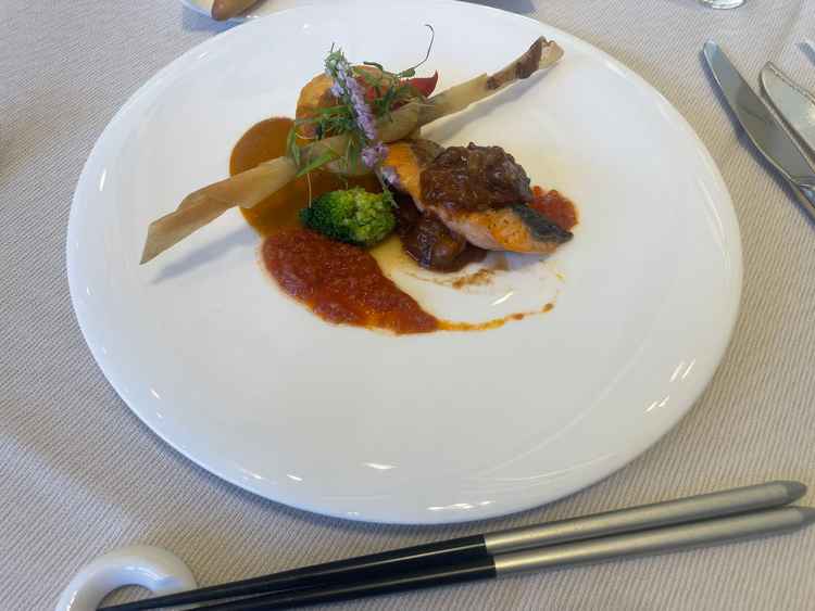 前菜です。オマールエビを使ったフランなど、見た目も華やかで美味しかったです。