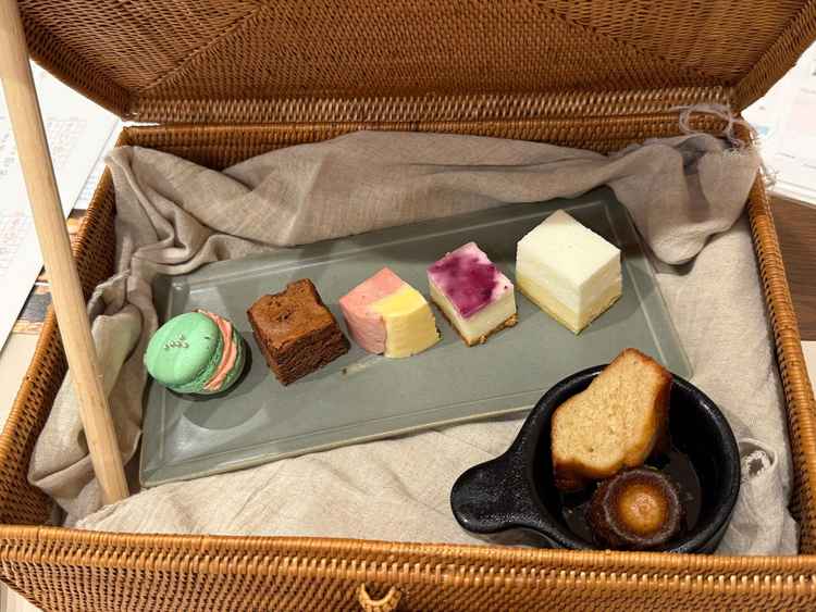 食後のデザートの写真。色とりどりで、見た目も味も楽しめます。