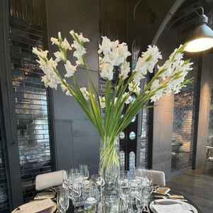 テーブルの花も綺麗に活けてあり、シックな披露宴会場に映えた演出も可能。