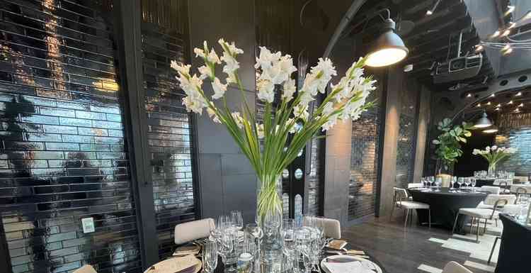 テーブルの花も綺麗に活けてあり、シックな披露宴会場に映えた演出も可能。