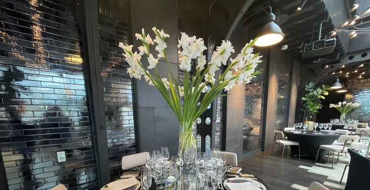 テーブルの花も綺麗に活けてあり、シックな披露宴会場に映えた演出も可能。