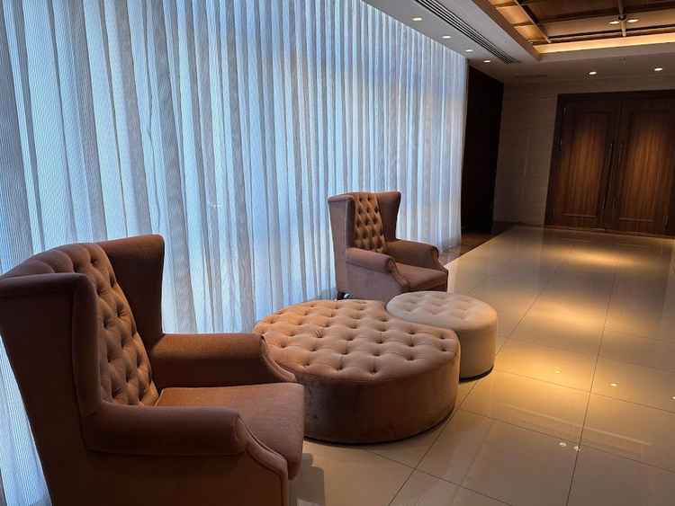 待合は落ち着いた椅子で寛げそうです。