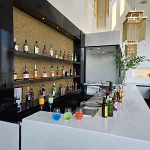 天井が高くスタイリッシュなバーカウンターは、挙式までの待ち時間を過ごす、充実した設備だと感じました。