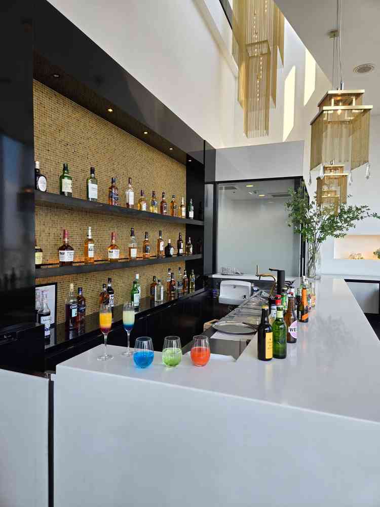 天井が高くスタイリッシュなバーカウンターは、挙式までの待ち時間を過ごす、充実した設備だと感じました。