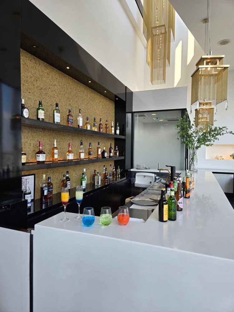 天井が高くスタイリッシュなバーカウンターは、挙式までの待ち時間を過ごす、充実した設備だと感じました。