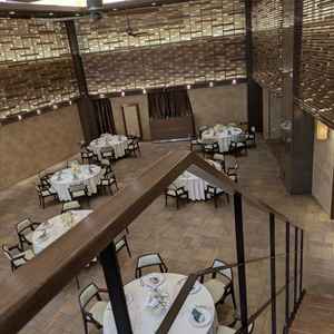 階段上からの披露宴会場の雰囲気です。