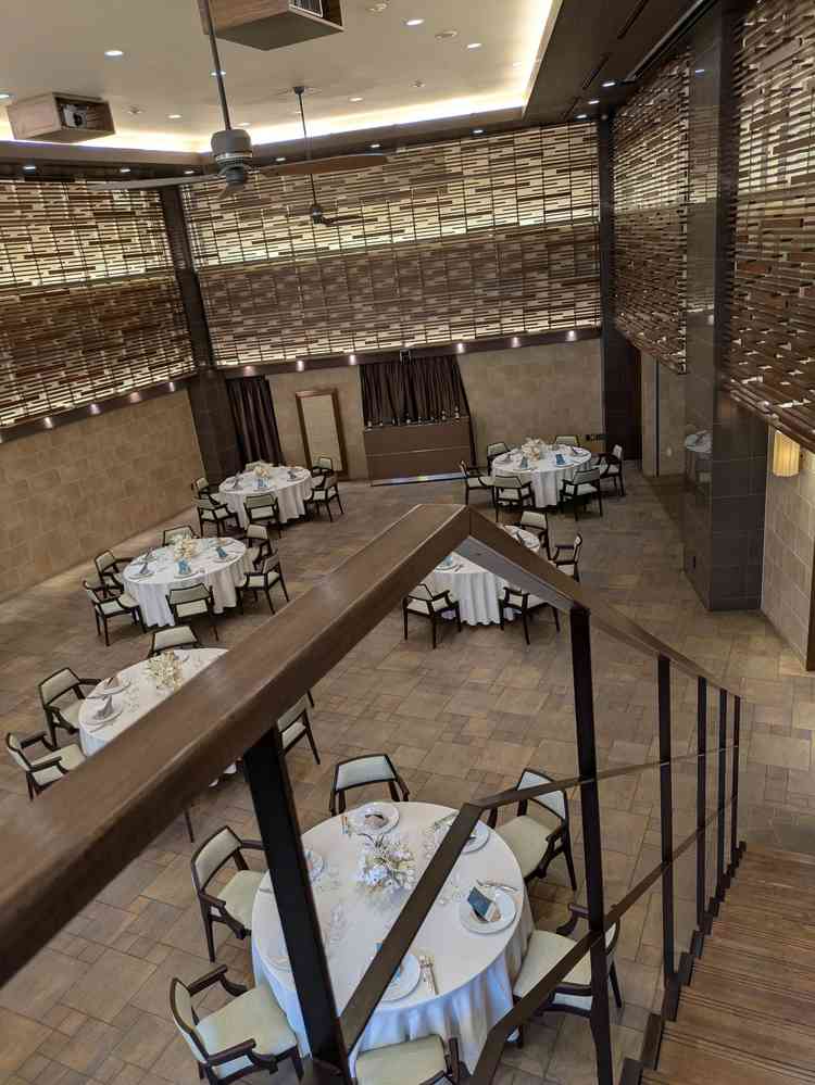 階段上からの披露宴会場の雰囲気です。