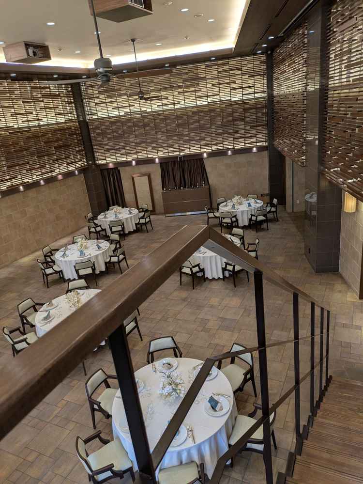 階段上からの披露宴会場の雰囲気です。