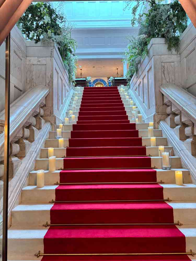 階段スタイルのバージンロード。一歩ずつのぼっていくのがロマンチックでした。