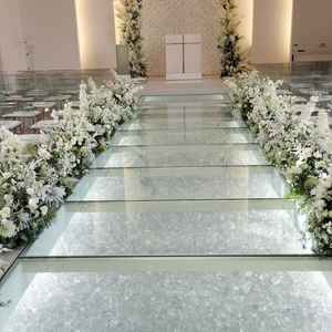 挙式会場の写真です。バージンロードが三重県唯一のガラス張りであるそうです。